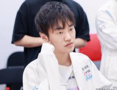 LOL官方點(diǎn)名knight，将他所有荣誉罗列出(chū)来，离大满贯还差一个S冠