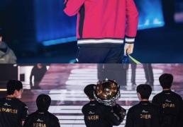 《英雄(xióng)聯(lián)盟(méng)》官方(fāng)祝贺Faker三連(lián)冠：2017不再是遗憾！