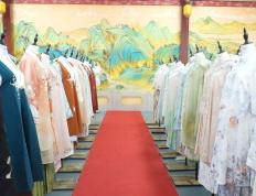 衣(yī)袂翩跹 汉服經(jīng)济的破圈(quān)与新生