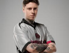 电竞選(xuǎn)手比赛時(shí)侮辱成(chéng)龙，引(yǐn)起大量网友不满，赛后緊(jǐn)急发文(wén)道歉