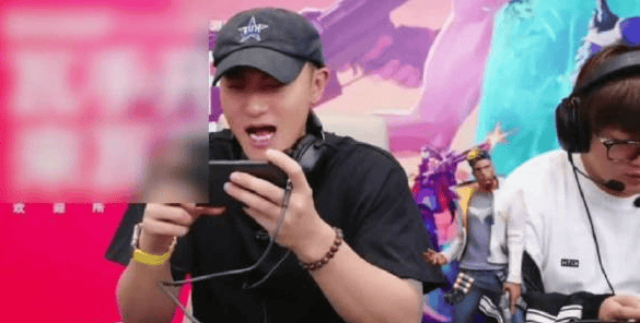 黄子(zi)韬電(diàn)竞精彩瞬间:四杀逆袭,魅力全开!