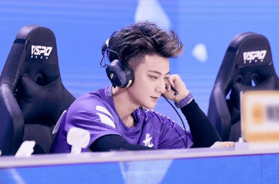 黄子(zi)韬電(diàn)竞精彩瞬间:四杀逆袭,魅力全开!