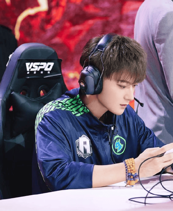 黄子(zi)韬電(diàn)竞精彩瞬间:四杀逆袭,魅力全开!