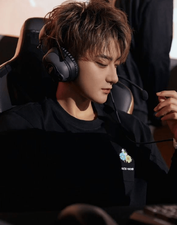 黄子(zi)韬電(diàn)竞精彩瞬间:四杀逆袭,魅力全开!