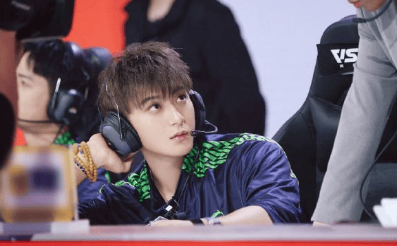 黄子(zi)韬電(diàn)竞精彩瞬间:四杀逆袭,魅力全开!