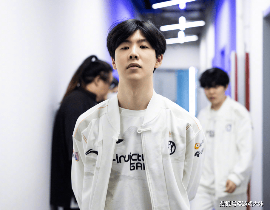 炫神因辱骂theshy，二路解说权限被收回，還(hái)被粉丝投诉到全国扫黑办