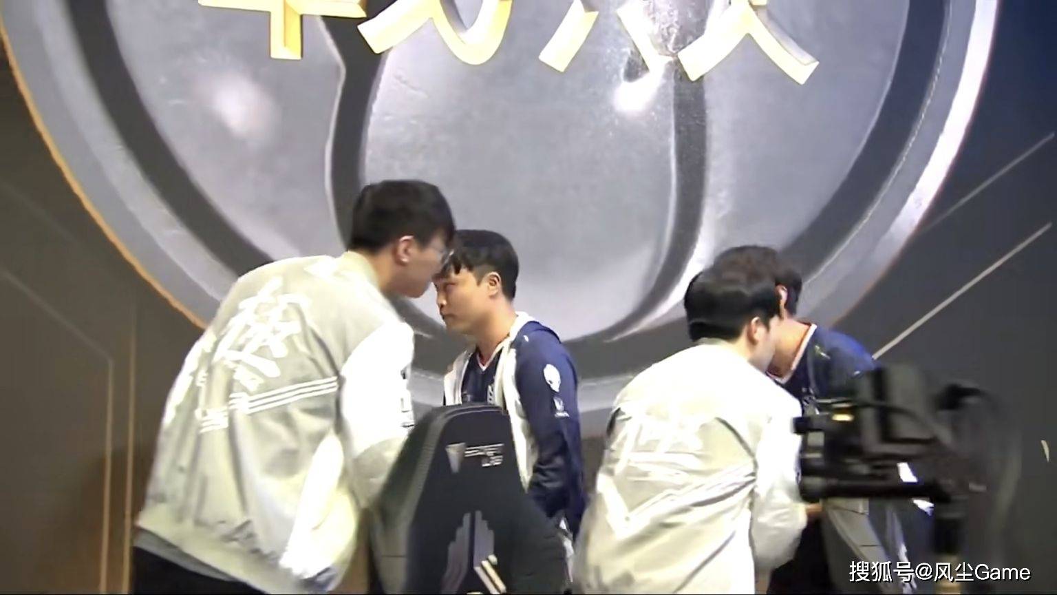 LOL传奇中單(dān)官(guān)宣(xuān)退役(yì)!連(lián)續(xù)8年进世界(jiè)赛,巅峰期把(bǎ)IG打(dǎ)到解散(sàn)