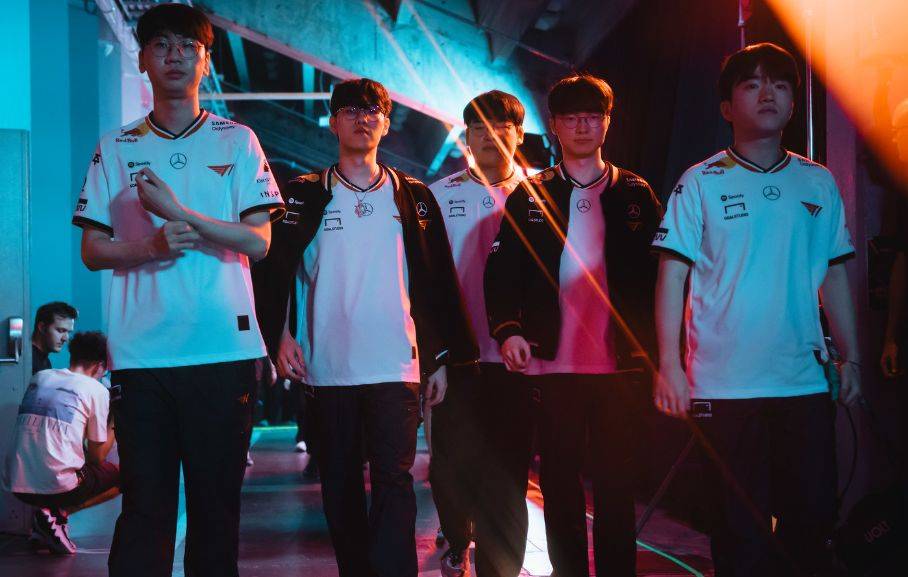 Faker认爲(wèi)T1四名队友是最(zuì)强的LOL選(xuǎn)手