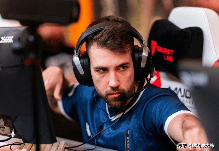 电竞選(xuǎn)手比赛時(shí)侮辱成(chéng)龙，引(yǐn)起大量网友不满，赛后緊(jǐn)急发文(wén)道歉