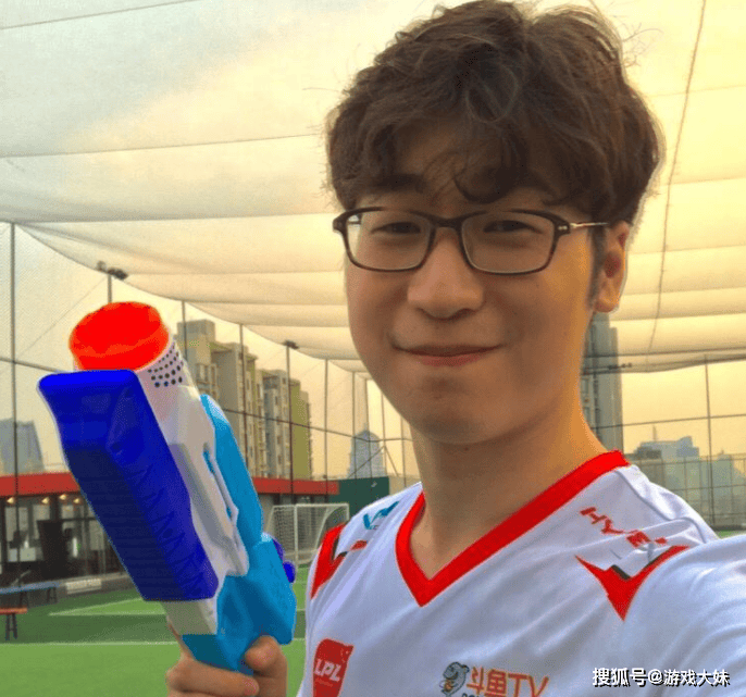 LPL终於(yú)涨工资了，王多多曝光(guāng)如今(jīn)解说工资，琯(guǎn)泽元收(shōu)入最高(gāo)