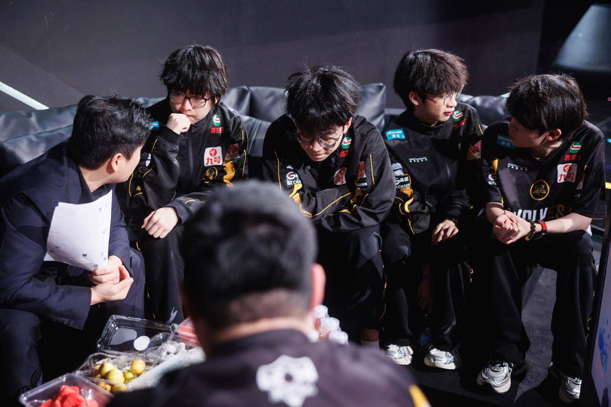 RNGM对抗路改名重慶(qìng)狼隊(duì)樱花(huā)：粉丝不满，歸(guī)期“危”了(le)