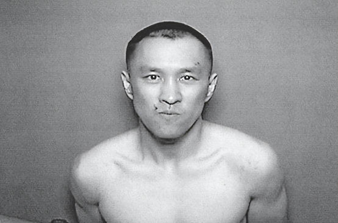 谦逊哥(gē)哥(gē)持刀殺(shā)母傷(shāng)父(fù),叛逆弟弟成电竞冠軍(jūn),“虎式教育”的(de)悲劇(jù)