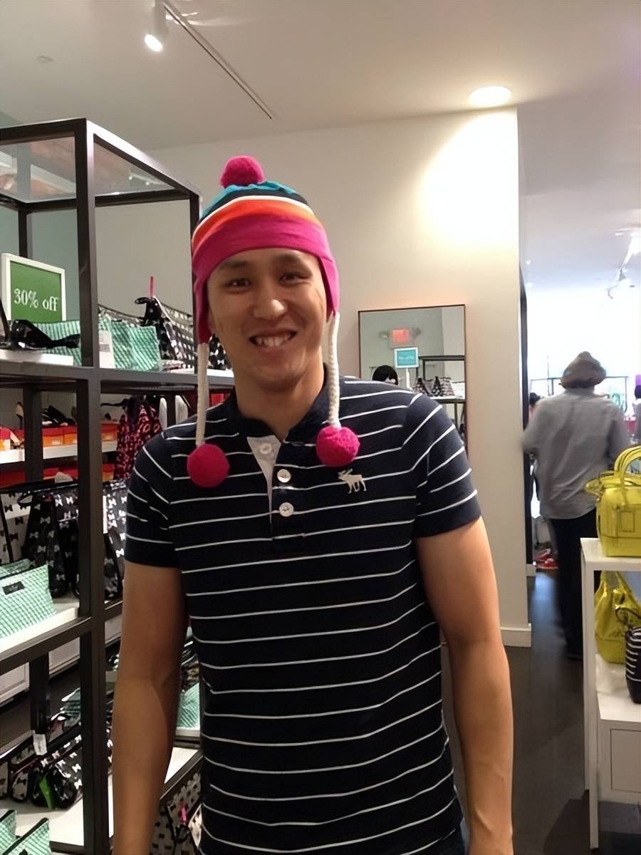 谦逊哥(gē)哥(gē)持刀殺(shā)母傷(shāng)父(fù),叛逆弟弟成电竞冠軍(jūn),“虎式教育”的(de)悲劇(jù)