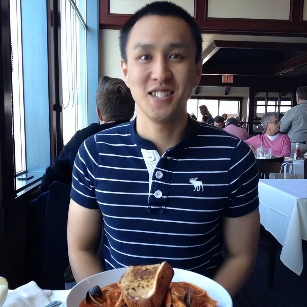 谦逊哥(gē)哥(gē)持刀殺(shā)母傷(shāng)父(fù),叛逆弟弟成电竞冠軍(jūn),“虎式教育”的(de)悲劇(jù)