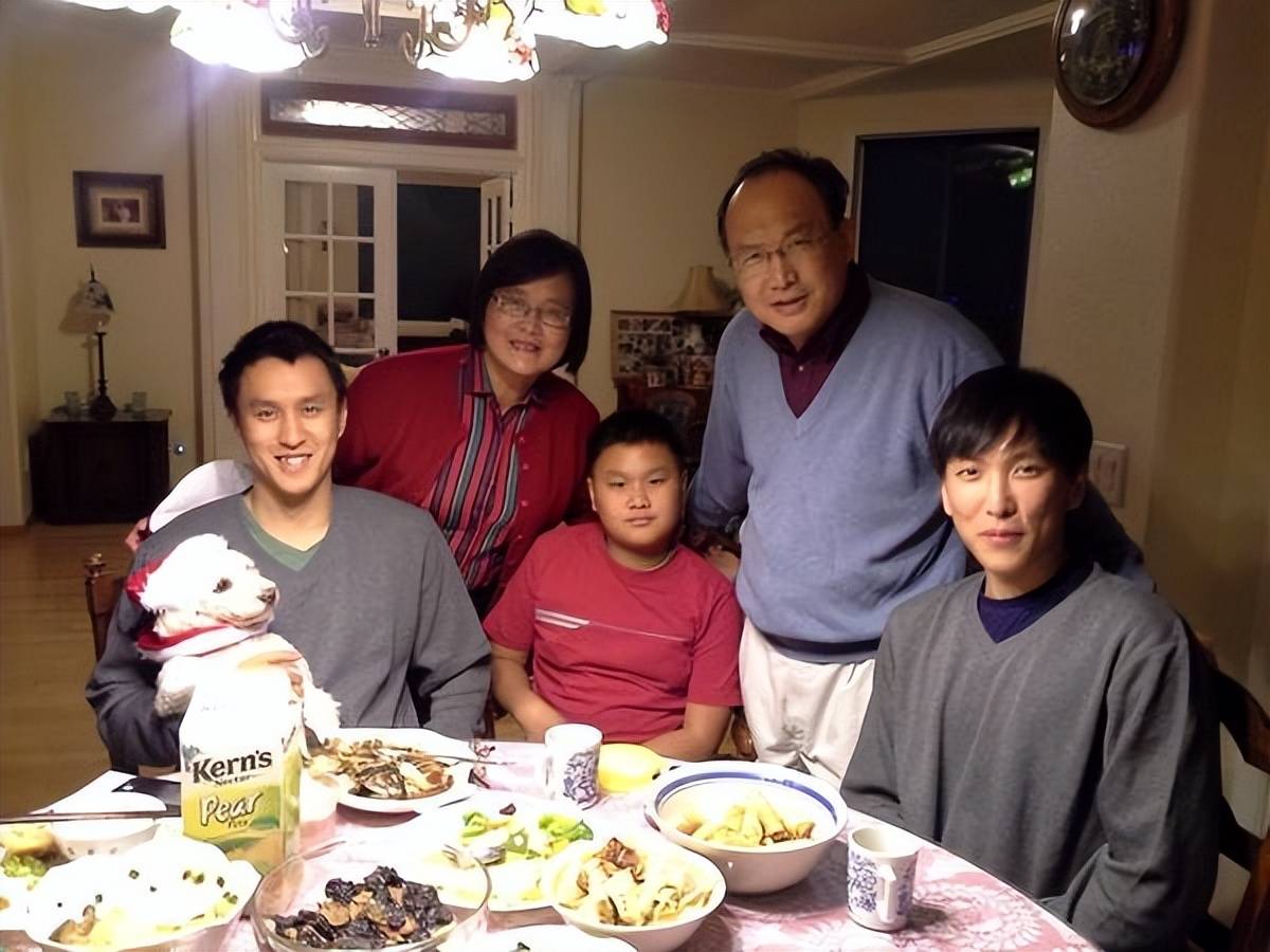 谦逊哥(gē)哥(gē)持刀殺(shā)母傷(shāng)父(fù),叛逆弟弟成电竞冠軍(jūn),“虎式教育”的(de)悲劇(jù)