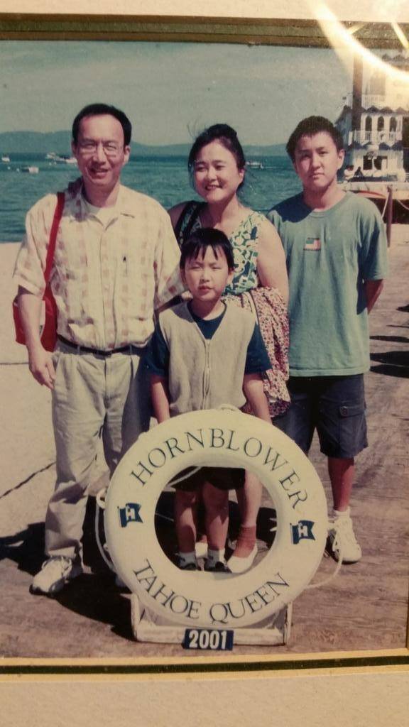 谦逊哥(gē)哥(gē)持刀殺(shā)母傷(shāng)父(fù),叛逆弟弟成电竞冠軍(jūn),“虎式教育”的(de)悲劇(jù)