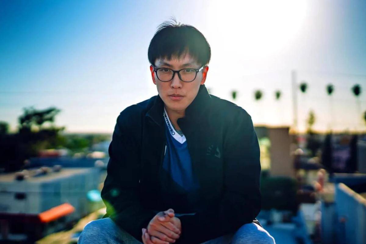 谦逊哥(gē)哥(gē)持刀殺(shā)母傷(shāng)父(fù),叛逆弟弟成电竞冠軍(jūn),“虎式教育”的(de)悲劇(jù)