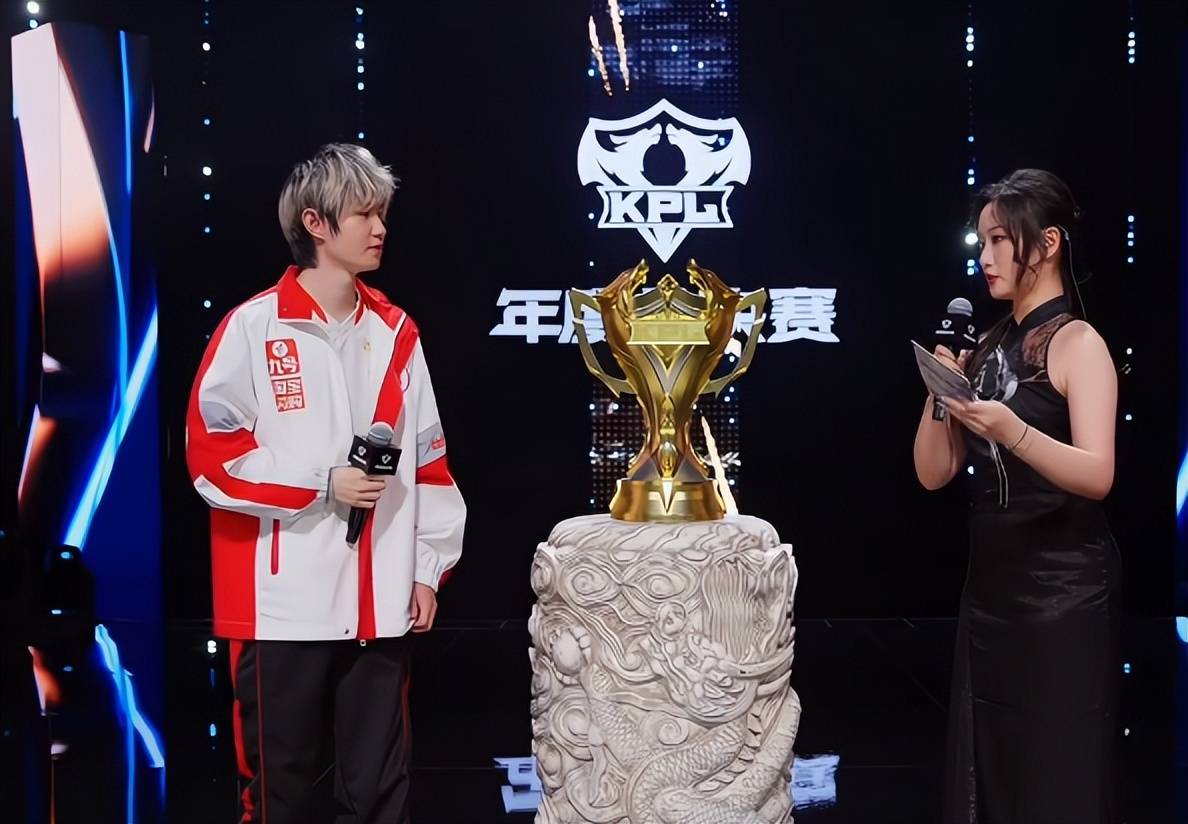 王者(zhě)十周年(nián),梦泪放大招Cos李白凤求凰,吓壞(huài)Gemini