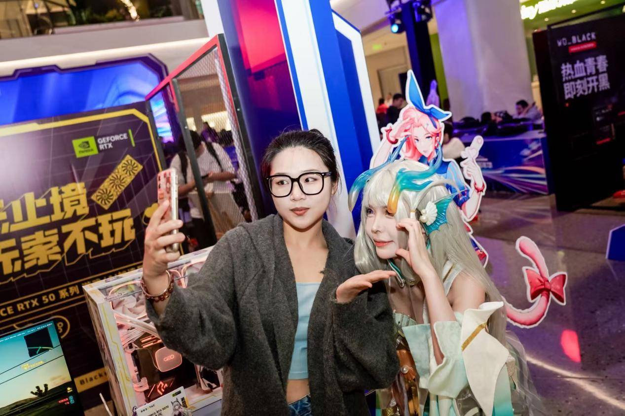 电竞热潮席卷上(shàng)海 2025全民(mín)电竞嘉(jiā)年华线下淘汰賽(sài)圆滿(mǎn)收官