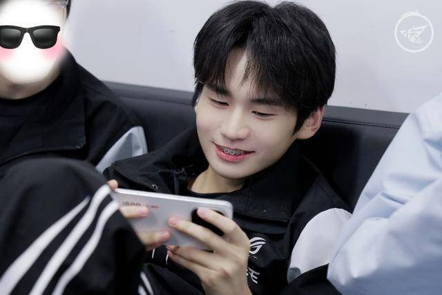 RW侠4-3JDG,小俞一戰(zhàn)封(fēng)神,五杀加闪现公孫(sūn)离,不愧冠军射(shè)手(shǒu)!