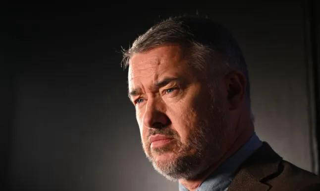 亨德利盛(shèng)赞赵心童轻松比(bǐ)赛表现；威尔逊抱怨球(qiú)台影响比(bǐ)赛结果