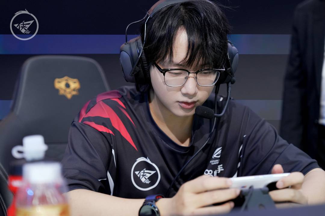 九年跋涉，一朝登(dēng)頂(dǐng)：三(sān)代(dài)KPL选手，共赴鳥(niǎo)巢(cháo)巅峰之約(yuē)