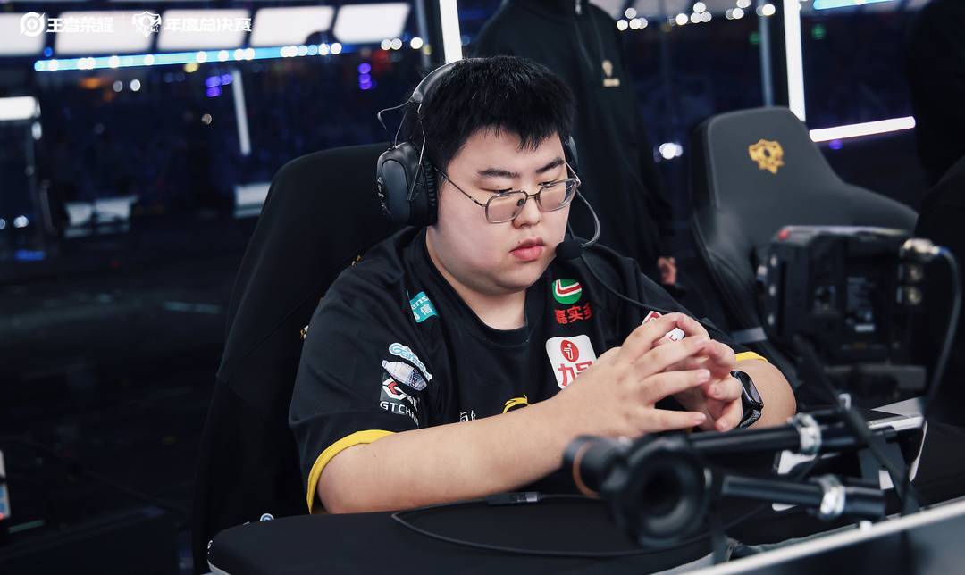 九年跋涉，一朝登(dēng)頂(dǐng)：三(sān)代(dài)KPL选手，共赴鳥(niǎo)巢(cháo)巅峰之約(yuē)