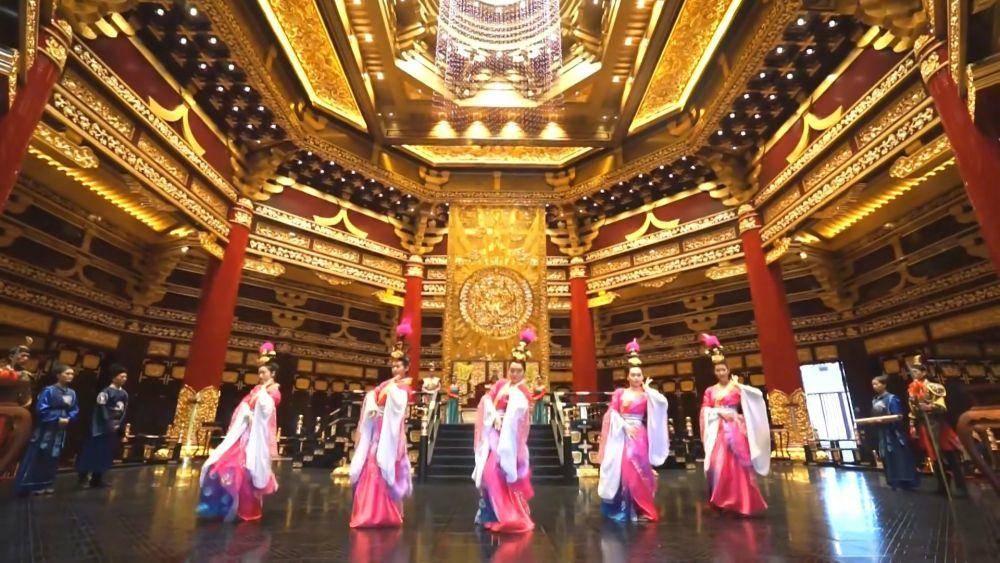 衣(yī)袂翩跹 汉服經(jīng)济的破圈(quān)与新生