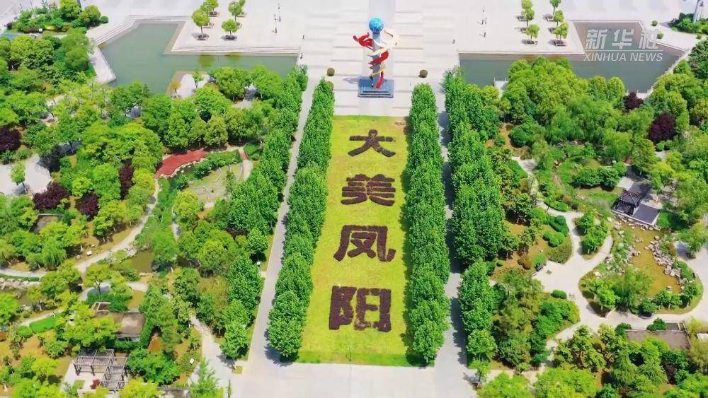 衣(yī)袂翩跹 汉服經(jīng)济的破圈(quān)与新生