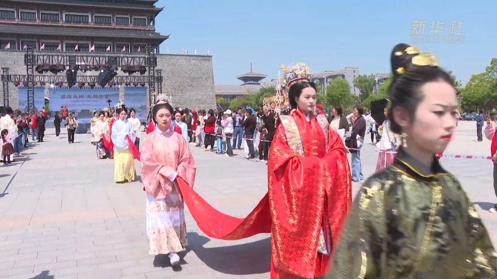 衣(yī)袂翩跹 汉服經(jīng)济的破圈(quān)与新生