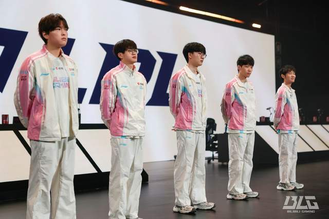 LOL全(quán)球(qiú)先(xiān)鋒(fēng)赛开打(dǎ)！上来就是(shì)两场硬(yìng)仗，JDG直面全(quán)球(qiú)唯一满级队